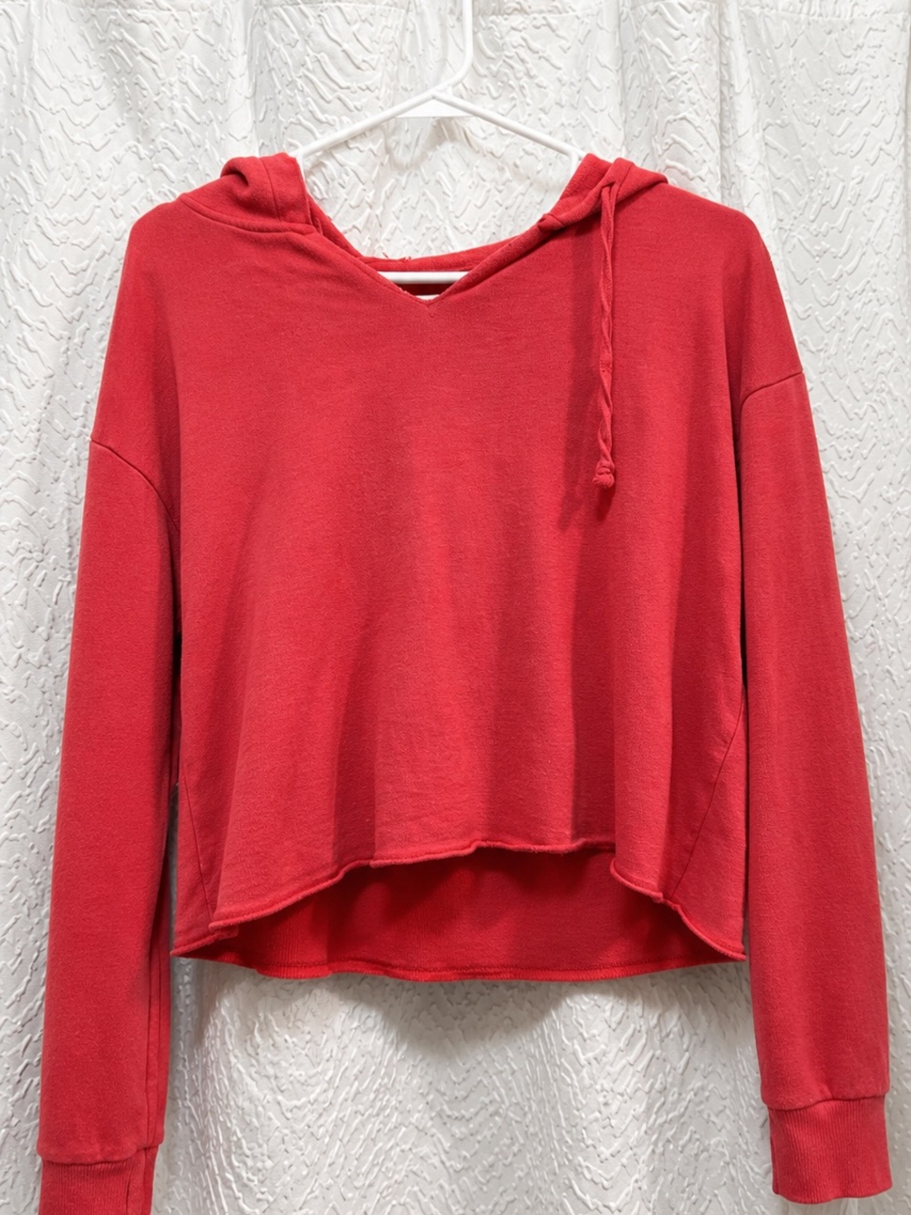Colsie Red Cropped V‑Neck Hoodie